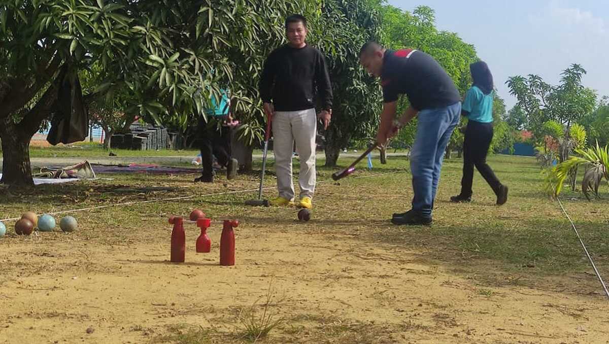 Ketua SMSI Kepri Rinaldi Sanjaya didampingi Ketua SMSI Kota Batam Indra Helmi memukul bola tanda dimulainya Turnamen Woodball Piala Ketua SMSI Kepri, Minggu (17/12/2023). (Dok SMSI Kepri)