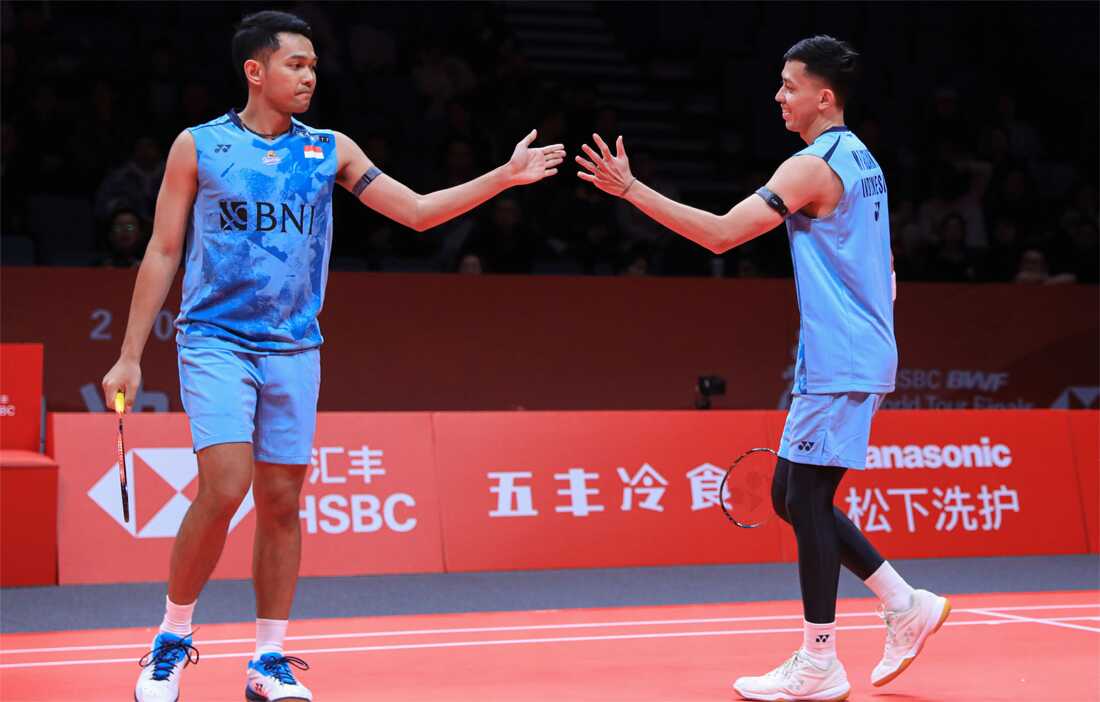 world tour finals- fajar-rian Ganda putra Indonesia Fajar/Riau merayakan kemenangan atas Bagas/Fikri dalam pertandingan pertama World Tour Finals 2023 di Hangzhou Olympic Sports Centre Gymnasium, Hangzhou, Rabu (13/12/2023). (pbsi.id)