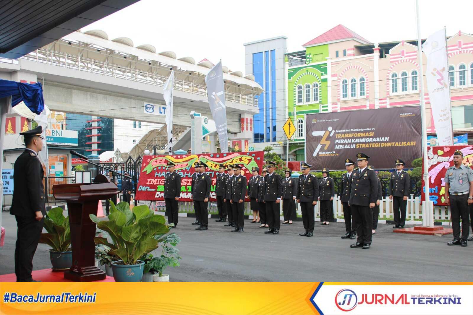 IMG-20240126-WA0008 Kasi Lalulintas dan Izin Tinggal Keimigrasian, Ahmad Triesna Yanda memimpin upacara Hari Bhakti Imigrasi ke-74, Jumat (26/1/2024). (JurnalTerkini.id/yogi)