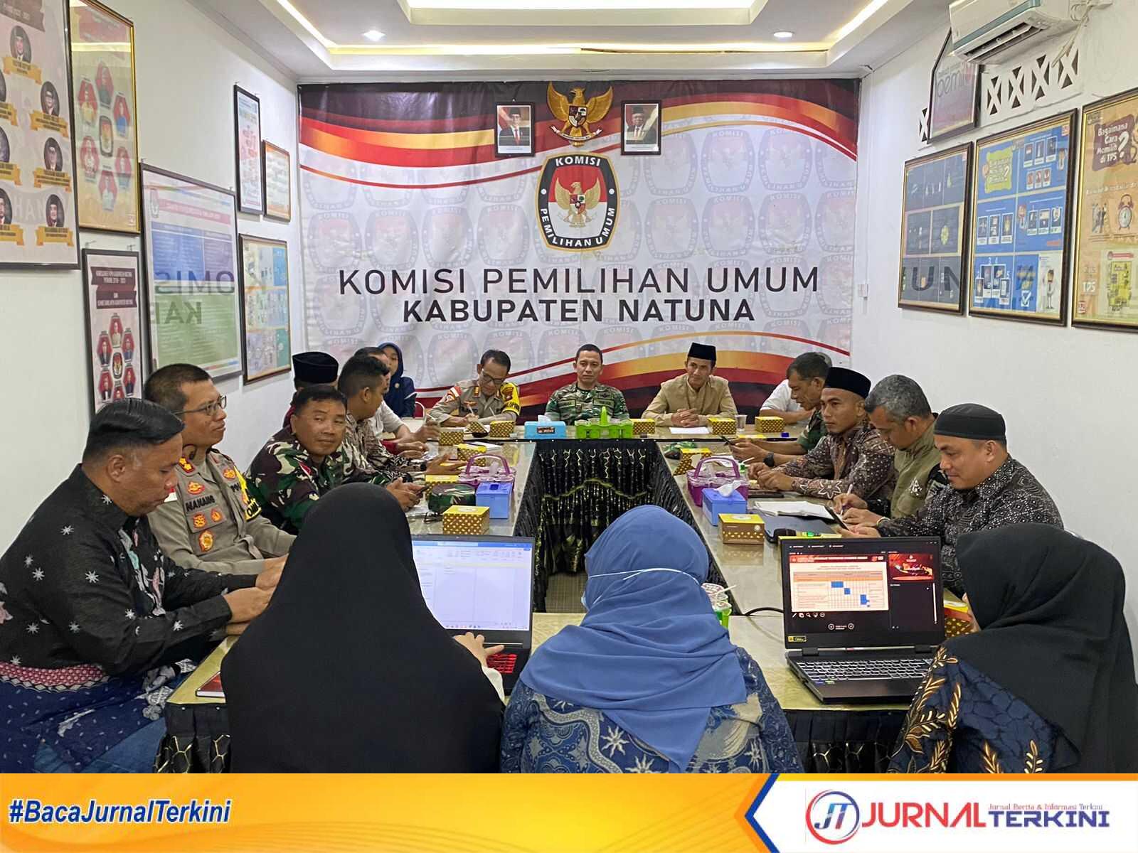 Suasana Rakor rencana pendistribusian logistik Pemilu 2024 dari KPU ke PPK di setiap Kecamatan di Kabupaten Natuna, Jumat (26/1/2024). (foto : humresna)