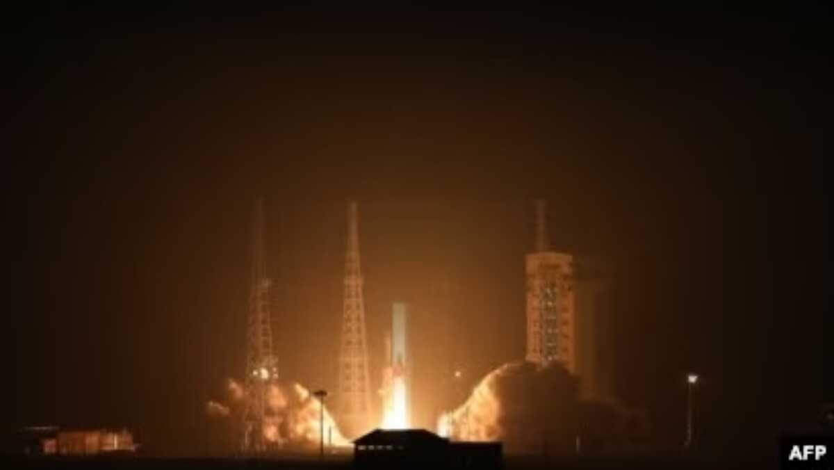 Roket pembawa satelit, Simorgh (Phoenix), milik Iran diluncurkan dari lokasi yang dirahasiakan pada 28 Januari 2024. (Foto: Iranian defense Ministry/AFP)