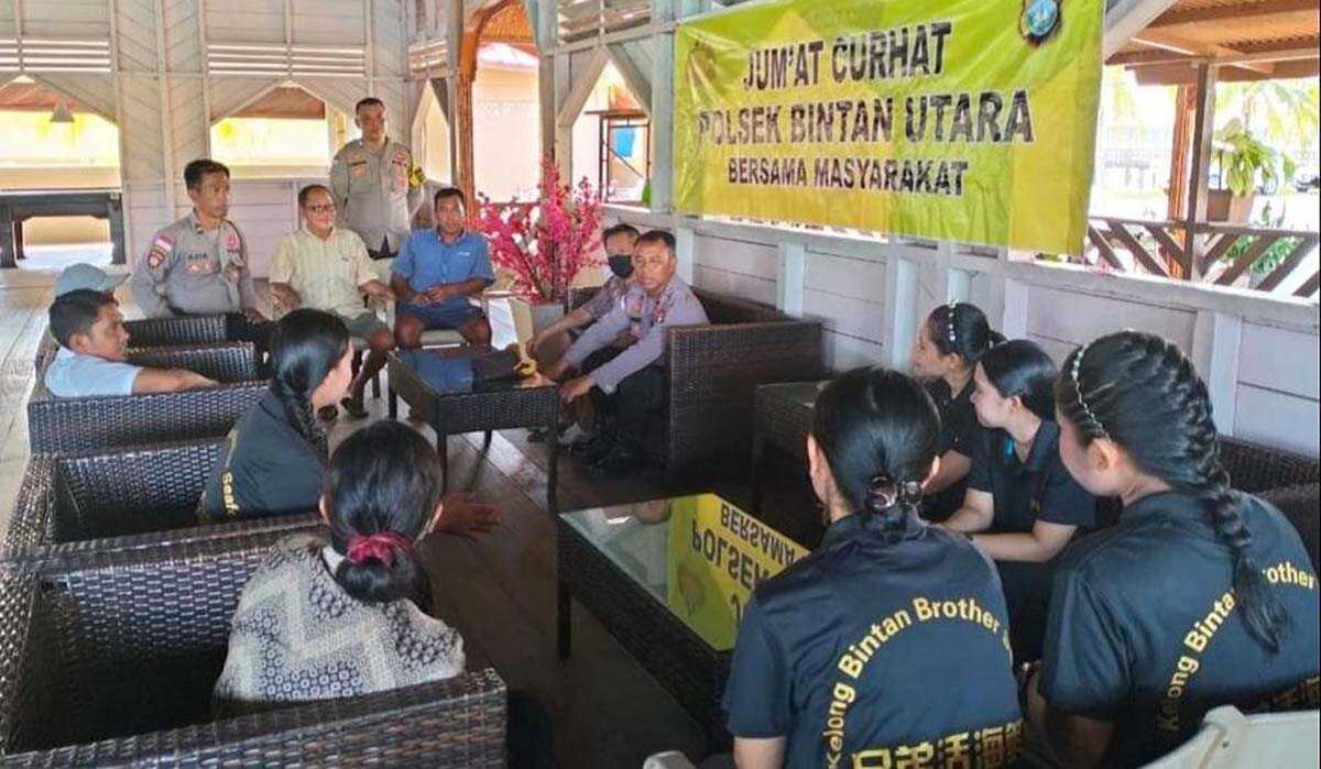 Jumat curhat polsek bintan utara Polsek Bintan Utara mengimbau masyarakat waspada banjir di musim hujan dalam kegiatan Jumat Curhat di Warung Pacitan Kelurahan Tanjung Uban Utara, Kecamatan Bintan Utara, Kabupaten Bintan, Kepulauan Riau, Jumat (5/1/2024). (Dok Humas Polres Bintan)