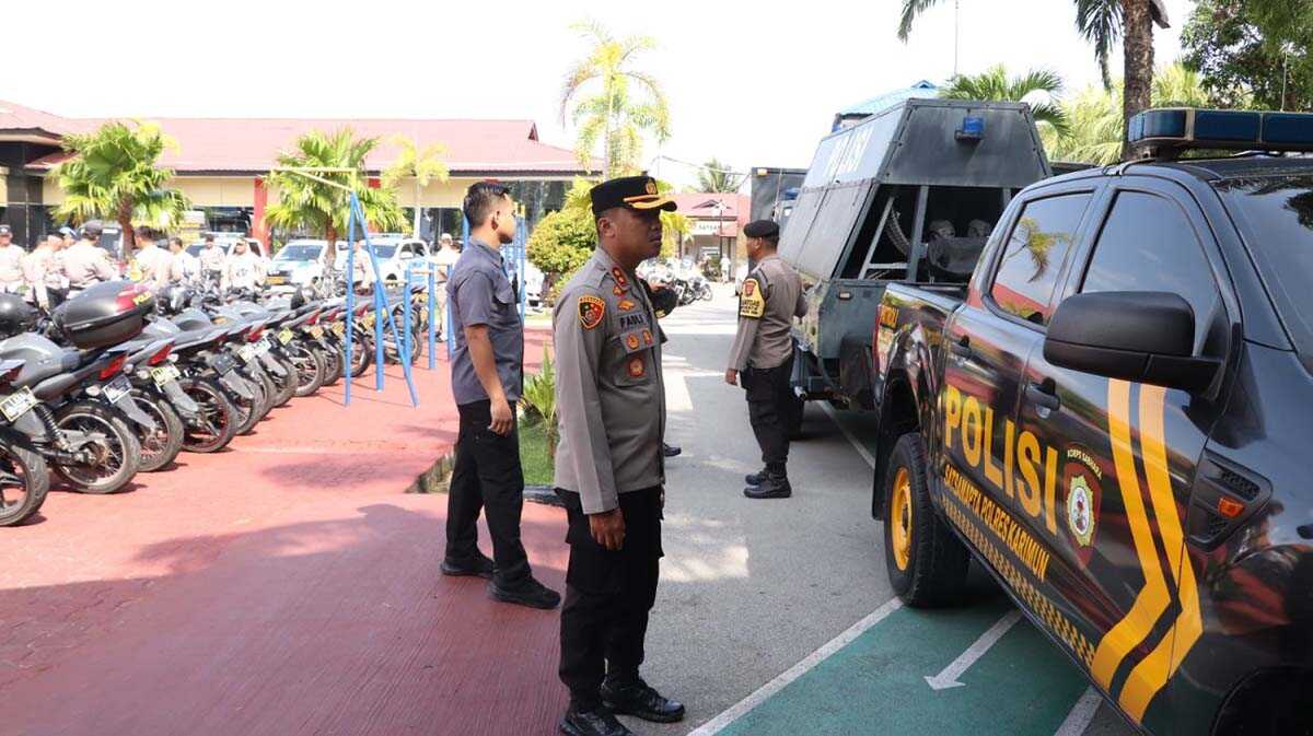 Kapolres Karimun cek kendaraan dinas untuk pengamanan pemilu Kapolres Karimun AKBP Fadli Agus memeriksa kendaraan dinas untuk pengamanan Pemilu 2024 di Mapolres Karimun, Kamis (25/1/2024). (dok Humas Polres Karimun)