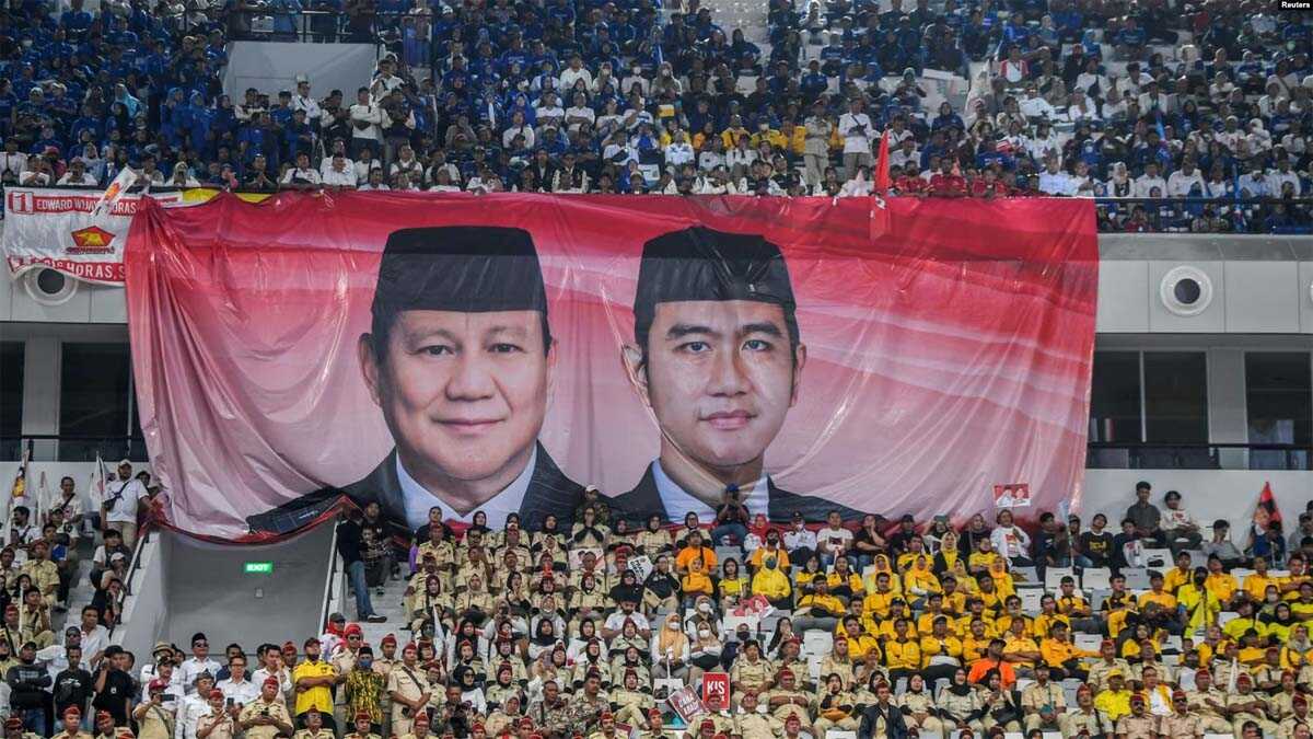 Sebuah spanduk raksasa pasangan capres-cawapres Prabowo Subianto dan Gibran Rakabuming Raka di antara para pendukung mereka di Jakarta, 25 Oktober 2023. (Antara Foto/Galih Pradipta/ via REUTERS)