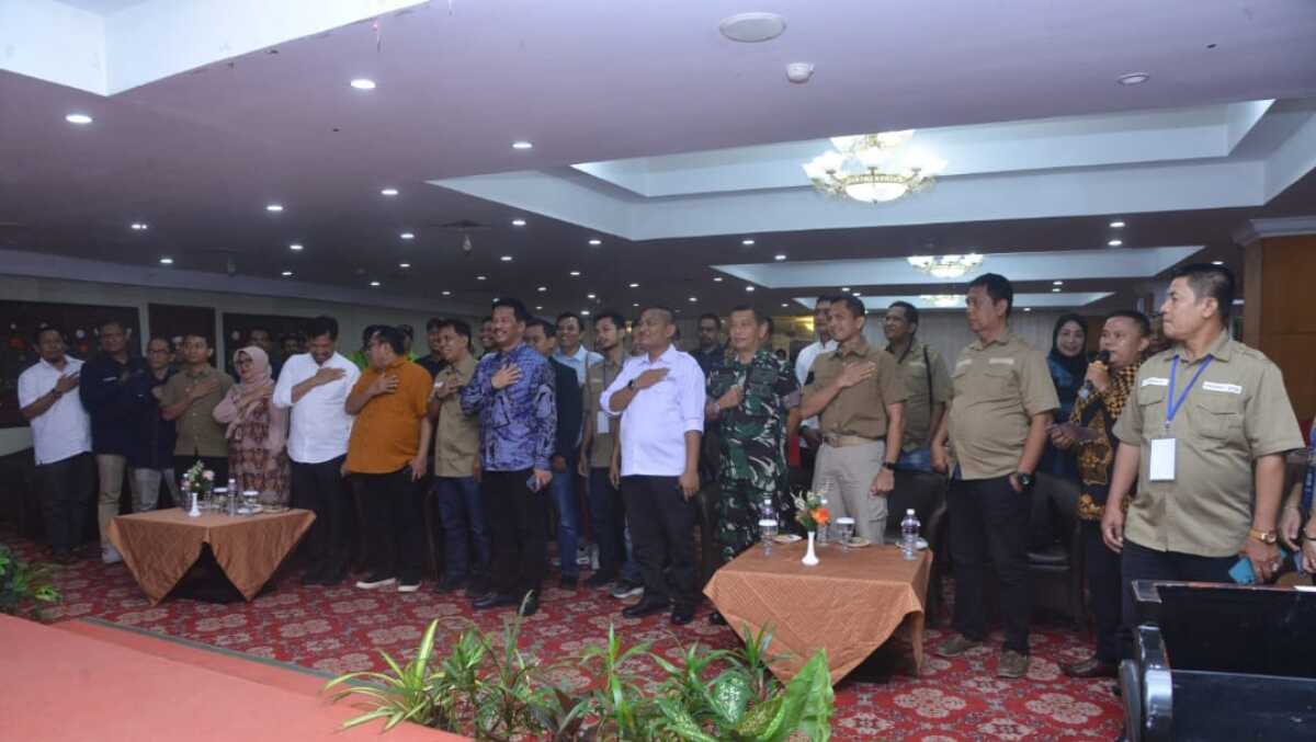 Rapimprov SMSI Kepri sukses Wali Kota Batam Muhammad Rudi (baju batik biru), jajaran pengurus SMSi tingkat provinsi dan kabupaten/kota serta para undangan mengikuti acara pembukaan Rapat Pimpinan Provinsi (Rapimprov) I Serikat Media Siber Indonesia (SMSI) Provinsi Kepri di Hotel Golden View, Batam, Sabtu (27/1/2024). (Dok SMSI)