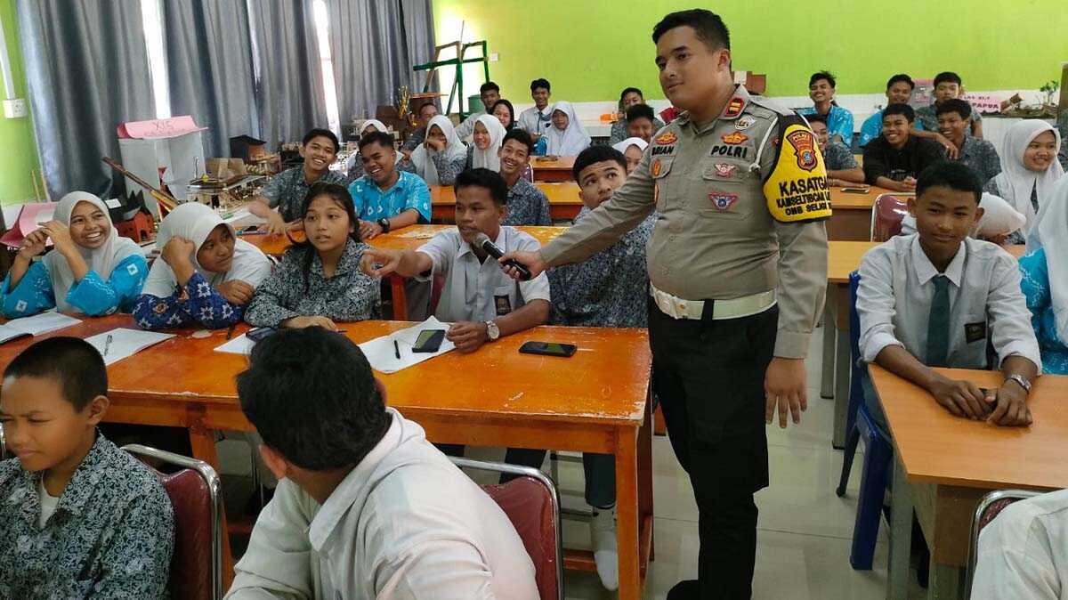 Kasat Lantas Polres Karimun Iptu Dristica Brian Arya Leviantona mengedukasi para siswa SMAN 2 Karimun tentan kamseltibcarlantas dalam kegiatan Sireka Goes To School, Rabu (10/1/2024). (dok Humas Polres Karimun)