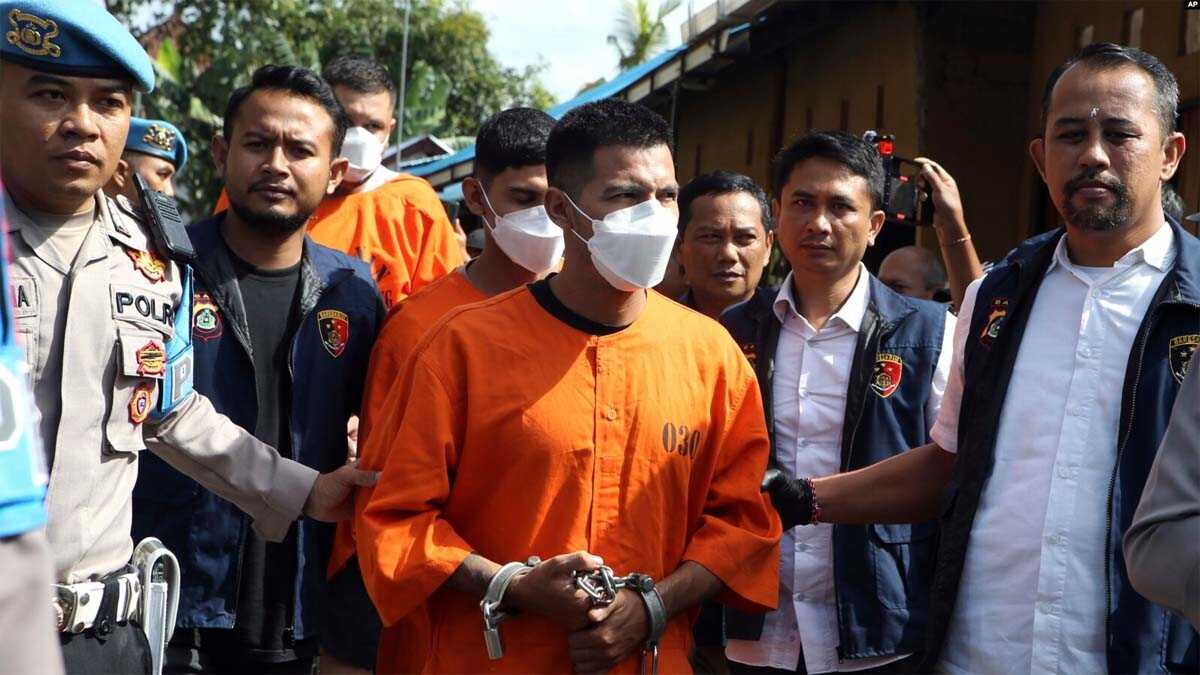 Warga meksiko merampok di bali Polisi menangkap tiga orang Meksiko setelah seorang turis Turki terluka dalam perampokan bersenjata di Bali, Selasa, 30 Januari 2024. (AP/Firdia Lisnawati)