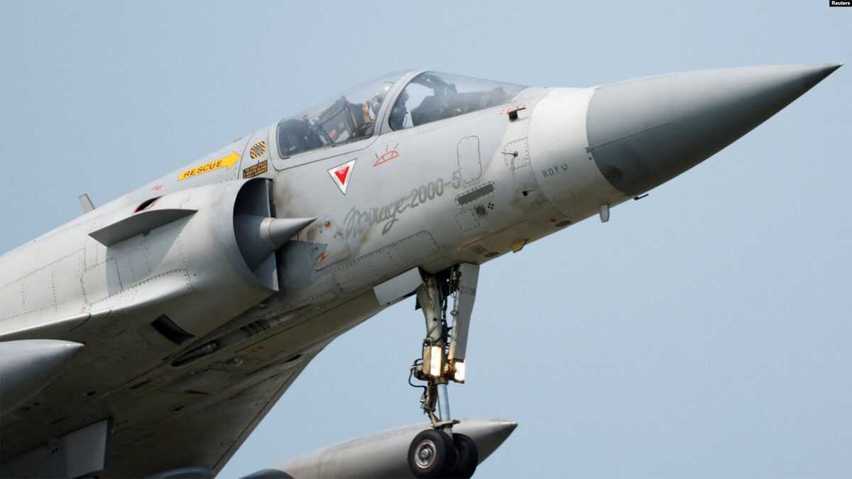 air force mirage Pesawat Taiwan Air Force Mirage 2000-5 di Hsinchu, Taiwan, 11 April 2023. Indonesia menunda rencana pembelian 12 jet tempur Mirage 2000-5 yang sebelumnya digunakan oleh Qatar, karena terbatasnya kapasitas fiskal. (Foto: Reuters)