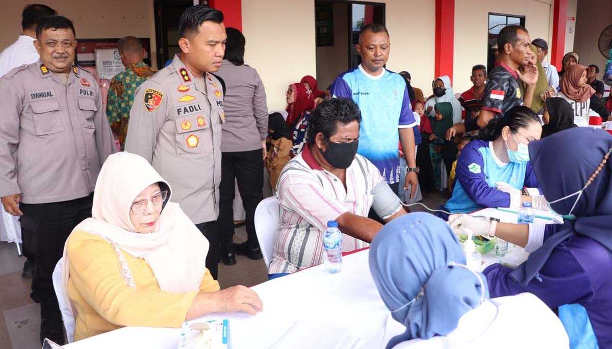 bakti sosial kesehatan polres karimun Kapolres Karimun AKBP Fadli Agus meninjau bakti kesehatan gratis kepada masyarakat yang digelar di Klinik Sidokes Polres Karimun, Jumat (12/1/2024). (Dok Humas Polres Karimun)