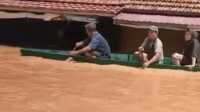 Warga naik sampah di tengah banjir yang melanda Kabupaten Muratara, Provinsi Sumatera Selatan. Banjir akibat luapan air Sungai Rupit dan Sungai Ulu Rawas, Kamis (11/1/2023). (jurnalterkini.id/alam budi kesuma)