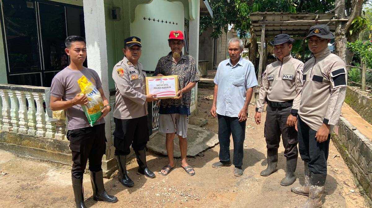bansos korban banjir dari polsek moro Polsek Moro memberikan bantuan sembako kepada warga yang terdampak pecahnya tanggul penampung air di Kampung Sidomoro, Kelurahan Moro, Kabupaten Karimun, Kepulauan Riau, Minggu (7/1/2024). (Dok Humas Polres Karimun)