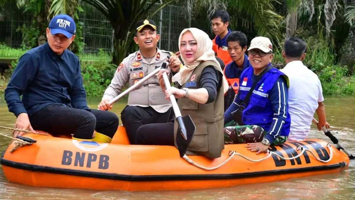 Bupati Musi Rawas (Mura) Hj. Ratna Machmud naik sampan meninjau banjir di Desa Sembatu Jaya Kecamatan BTS Ulu, Kabupaten Musi Rawas, Minggu (14/01/2024). (dokumentasi pribadi)