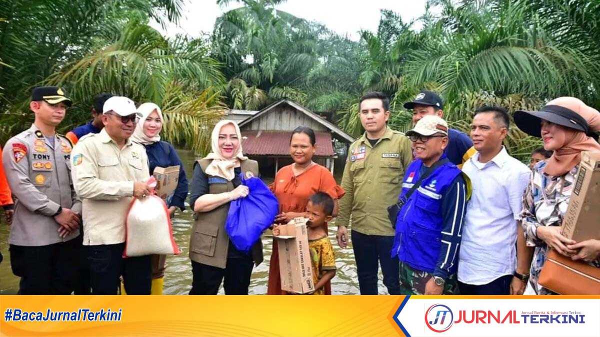 bantuan banjir di musi rawas Bupati Musi Rawas (Mura) Hj. Ratna Machmud meninjau dan memberi bantuan kepada masyarakat terdampak banjir di Desa Sembatu Jaya Kecamatan BTS Ulu, Kabupaten Musi Rawas, Minggu (14/01/2024). (dokumentasi pribadi)