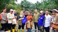 Bupati Musi Rawas (Mura) Hj. Ratna Machmud meninjau dan memberi bantuan kepada masyarakat terdampak banjir di Desa Sembatu Jaya Kecamatan BTS Ulu, Kabupaten Musi Rawas, Minggu (14/01/2024). (dokumentasi pribadi)