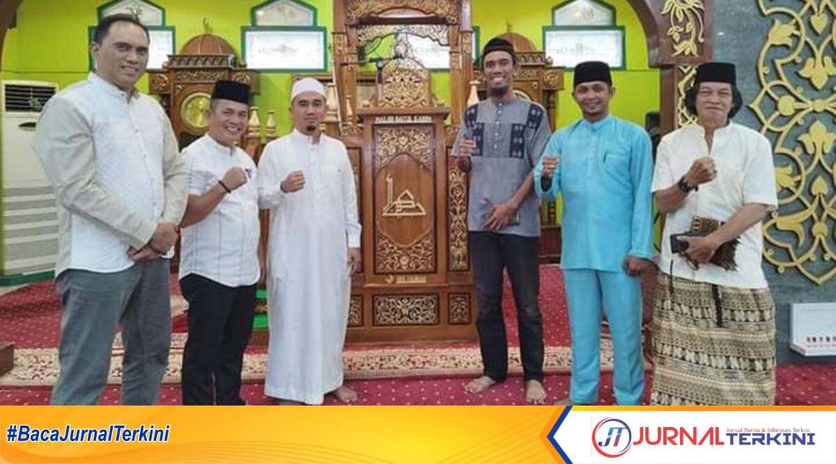 bantuan bank riau kepri untuk masjid baitul karim Branch Manager BRK Syariah Cabang Tanjung Balai Karimun Abdul Rohim (dua kiri) berpose bersama pengurus dan jamaah Masjid Baitul Karim usai menyerahkan bantuan mimbar di masjid itu, Minggu (14/1/2024). (Dokumentasi pribadi)