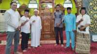 Branch Manager BRK Syariah Cabang Tanjung Balai Karimun Abdul Rohim (dua kiri) berpose bersama pengurus dan jamaah Masjid Baitul Karim usai menyerahkan bantuan mimbar di masjid itu, Minggu (14/1/2024). (Dokumentasi pribadi)