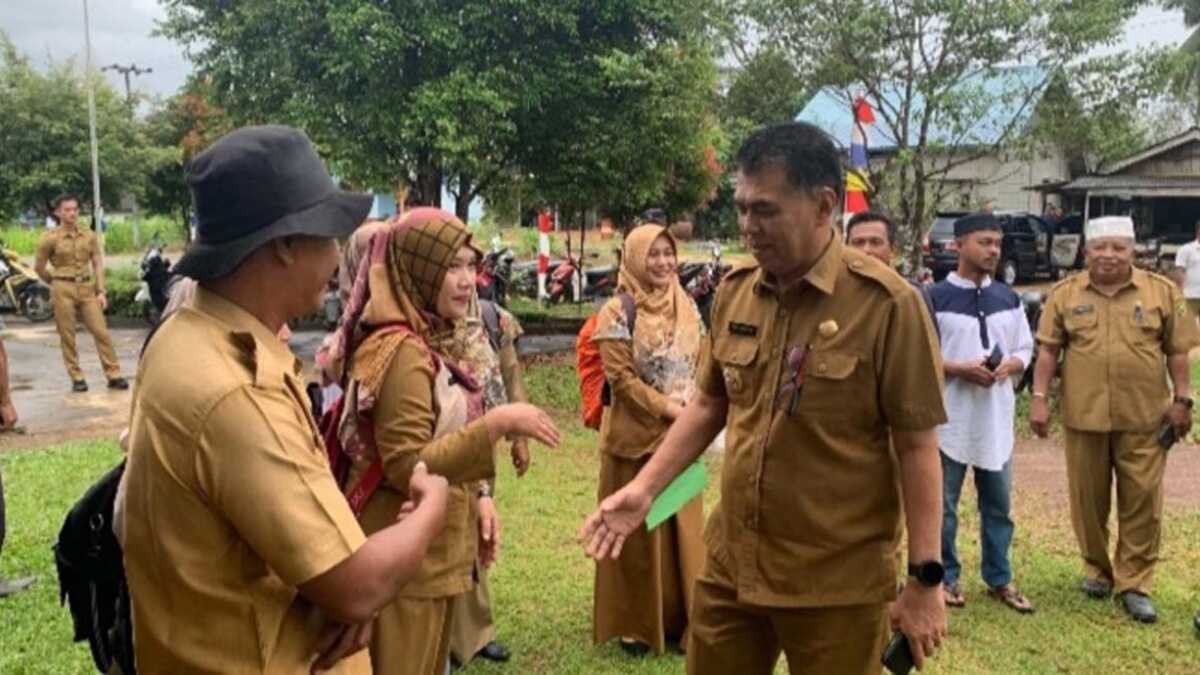 Wan Siswandi saat tiba di Desa Gunung Putri. (foto : kominfona)