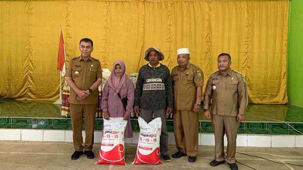 Bupati Natuna, Wan Siswandi melakukan foto bersama usai menyerahkan bantuan pupuk kepada masyarakat Batubi di Gedung Serba Guna Desa Gunung Putri, Kecamatan Bunguran Batubi, Selasa (16/1/2024). (foto : kominfona)