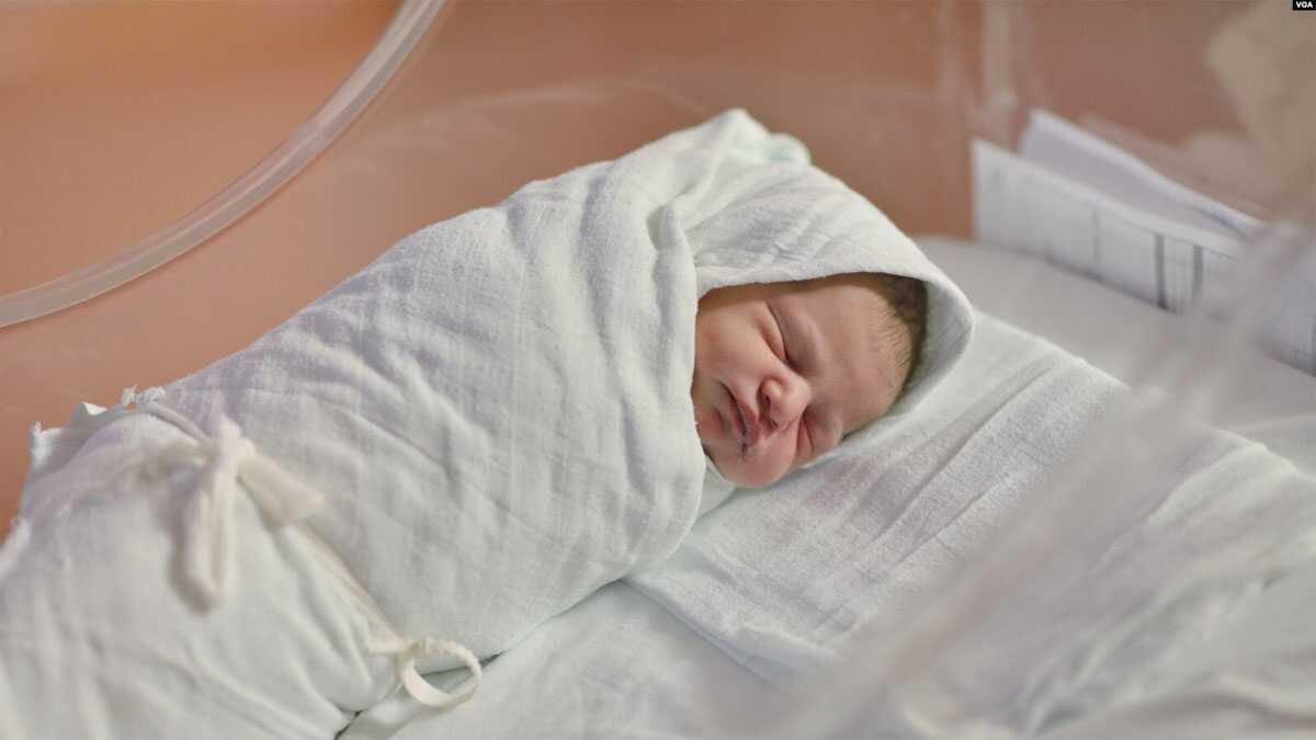 bayi kembar kroasia Kembar perempuan di Kroasia akan merayakan ulang tahun pada tanggal yang berbeda karena lahir dengan selisih waktu dalam hitungan detik antara akhir 2023 dan awal 2024. (Foto: Ilustrasi/VOA)
