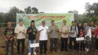 Bupati Karimun Aunur Rafiq menanam pisang cavendish di sela kunjungan ke koperasi tani di Kecamatan Kundur Utara, Kamis (25/1/2024). (JurnalTerkini.id/yogi)