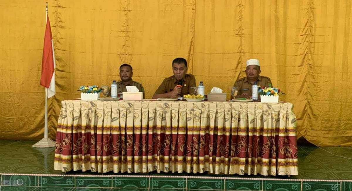 bupati natuna serahkan bantuan pupuk Bupati Natuna, Wan Siswandi saat memberikan kata sambutan di acara penyerahan bantuan pupuk di Desa Gunung Putri, Kecamatan Batubi, Selasa (16/1/2024). (Dokumentasi pribadi)