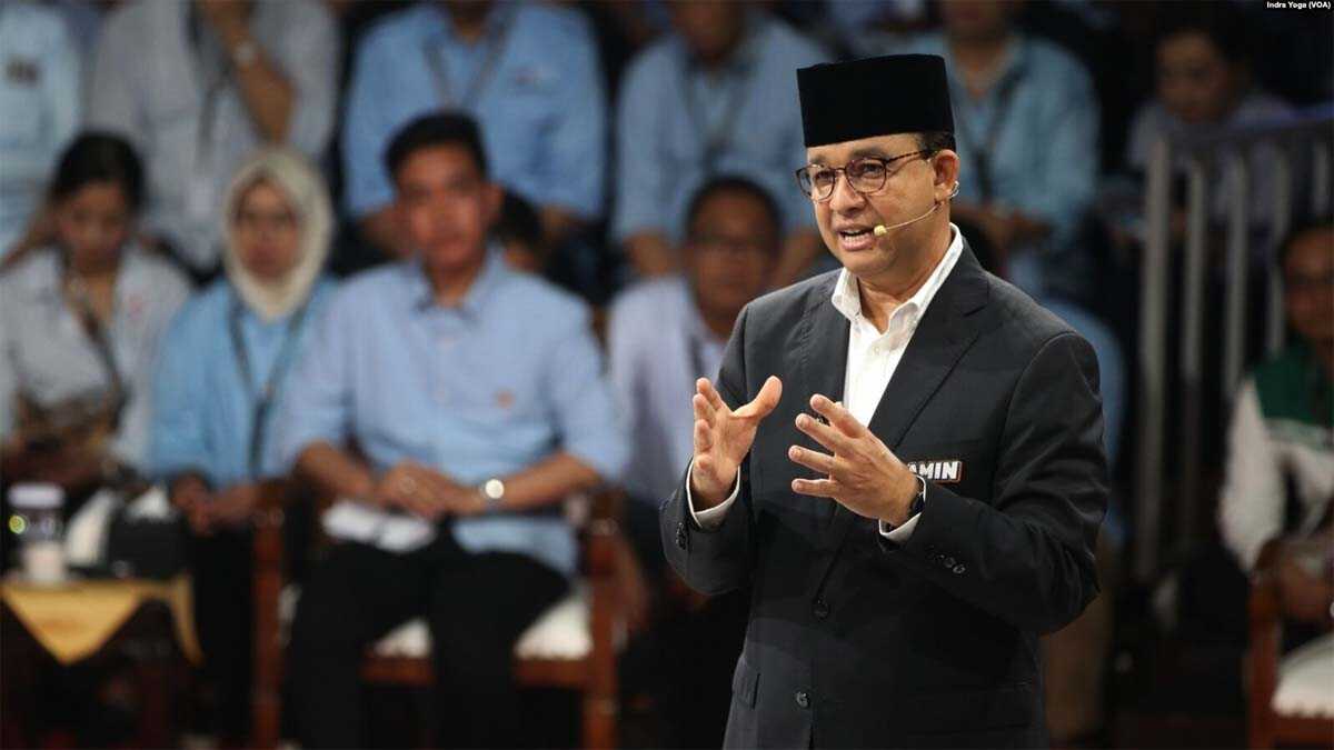 calon presiden anies baswedan Calon presiden Anies Baswedan menyampaikan visi dan misinya dalam Debat Pertama Capres 2024 yang diadakan oleh Komisi Pemilihan Umum RI (KPU RI) pada Selasa (12/12) di Jakarta. (VOA/Indra Yoga)