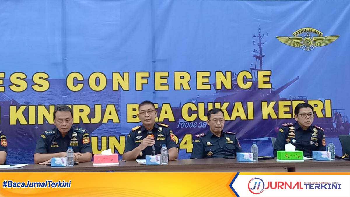 Kakanwil DJBC Khusus Kepri Priyono Triatmojo didampingi jajaran memaparkan capaian dan kinerja selama 2023 dalam konferensi di Kanwil BC Kepri di Meral, Karimun, Rabu (10/1/2024). (jurnalterkini.id/yogi)