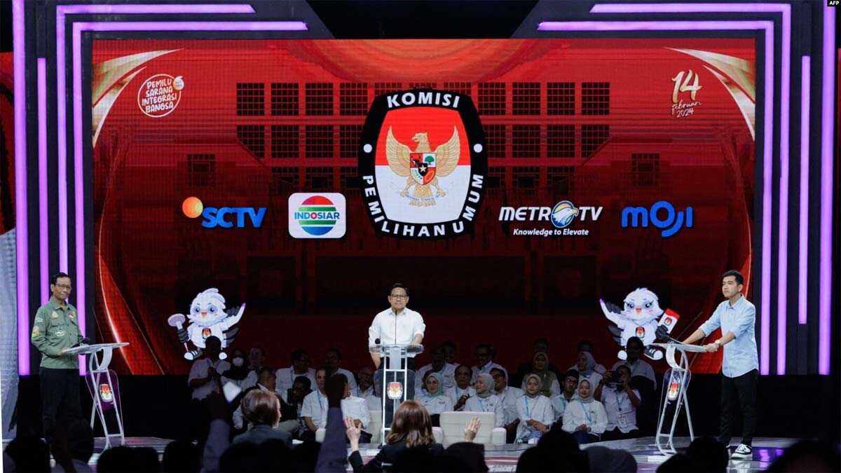 Tiga Cawapres RI: Muhaimin Iskandar (tengah), Gibran Rakabuming Raka (kanan) dan Mahfud MD, dalam debat terakhir pemilihan wakil presiden di Jakarta Convention Center (JCC) di Jakarta, 21 Januari 2024. (Yasuyoshi CHIBA/AFP)