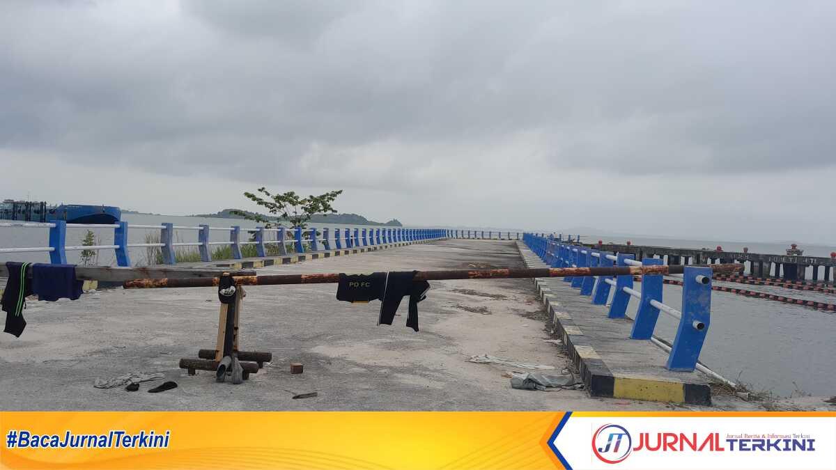 dermaga kargo parit rempak karimun Proyek Dermaga Pelabuhan Kargo Parit Rempak yang dibangun Pemerintah Provinsi Kepulauan Riau (Kepri) dipasang portal dan belum digunakan karena beberapa bagian dari konstruksi dermaga belum selesai. Foto diambil Kamis (25/1/2024). (jurnalterkini.id/yogi)