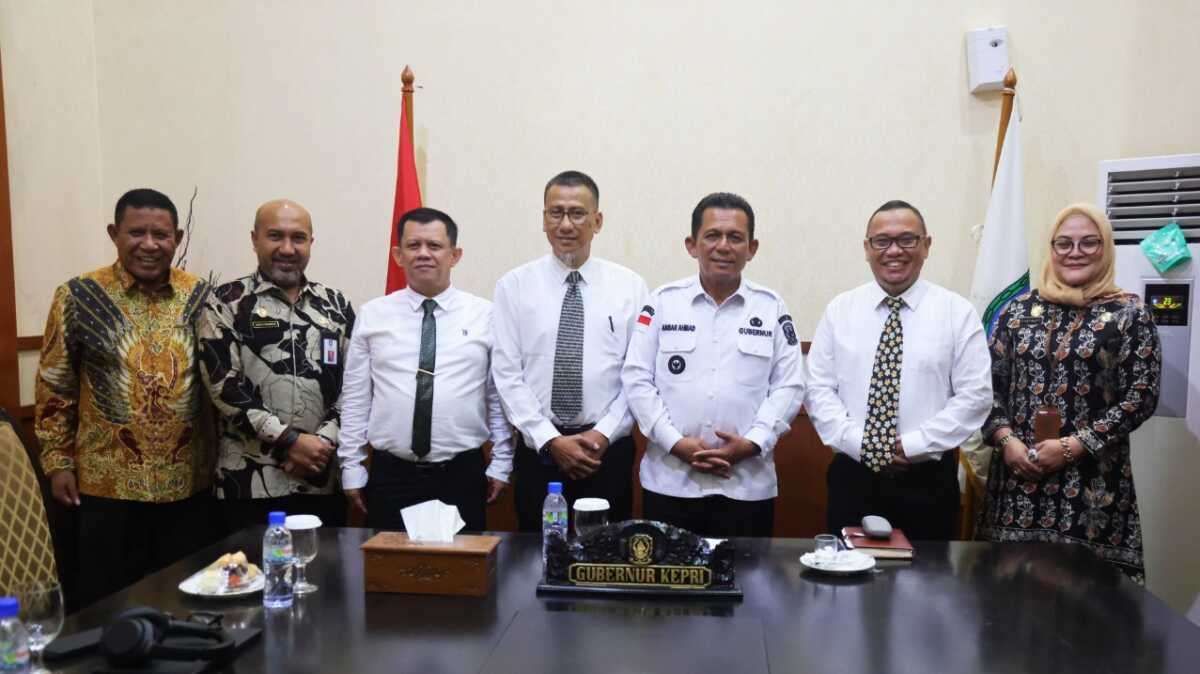 Gubernur Ansar Ahmad (3 kanan) usai wawancara akhir seleksi calon Direktur Perumda Air Minum Tirta Kepri di Gedung Daerah Provinsi Kepri, Tanjungpinang, Kamis (4/1/2024). (Dok Diskominfo Kepri)