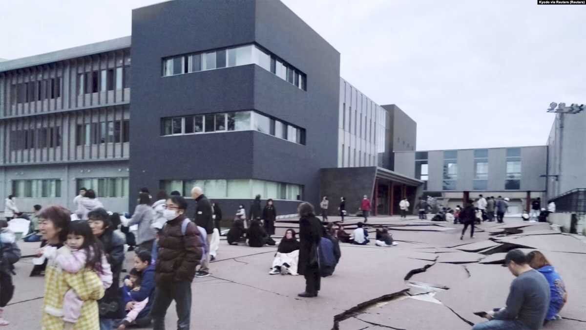 gempa di jepang Retakan jalan akibat gempa terlihat di Wajima, prefektur Ishikawa, Jepang, 1 Januari 2024. (Foto: Kyodo via REUTERS)