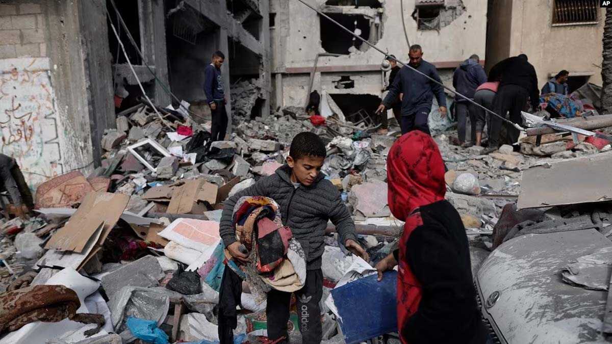Warga Palestina berusaha menyelamatkan harta benda mereka setelah serangan udara Israel terhadap permukiman di Khan Younis, Jalur Gaza, Jumat 12 Januari 2024.
