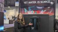 genesia systems Salah satu pendiri Genesis Systems, Shannon Stuckenberg, membahas cara kerja perangkat WaterCube yang mengekstraksi air dari udara selama Consumer Electronics Show (CES) di Las Vegas, Nevada, 12 Januari 2024. (Glenn CHAPMAN / AFP)