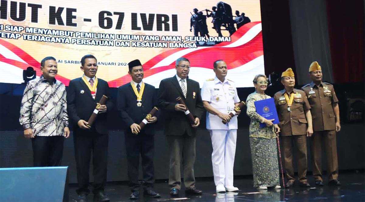 Gubernur Kepulauan Riau (Kepri) Ansar Ahmad (2 kiri) menerima anugerah tanda kehormatan "Bintang Legiun Veteran RI" dari Dewan Pimpinan Pusat (DPP) Legiun Veteran Republik Indonesia (LVRI) di Jakarta, Rabu (10/1/2024). (Dok Diskominfo Kepri)
