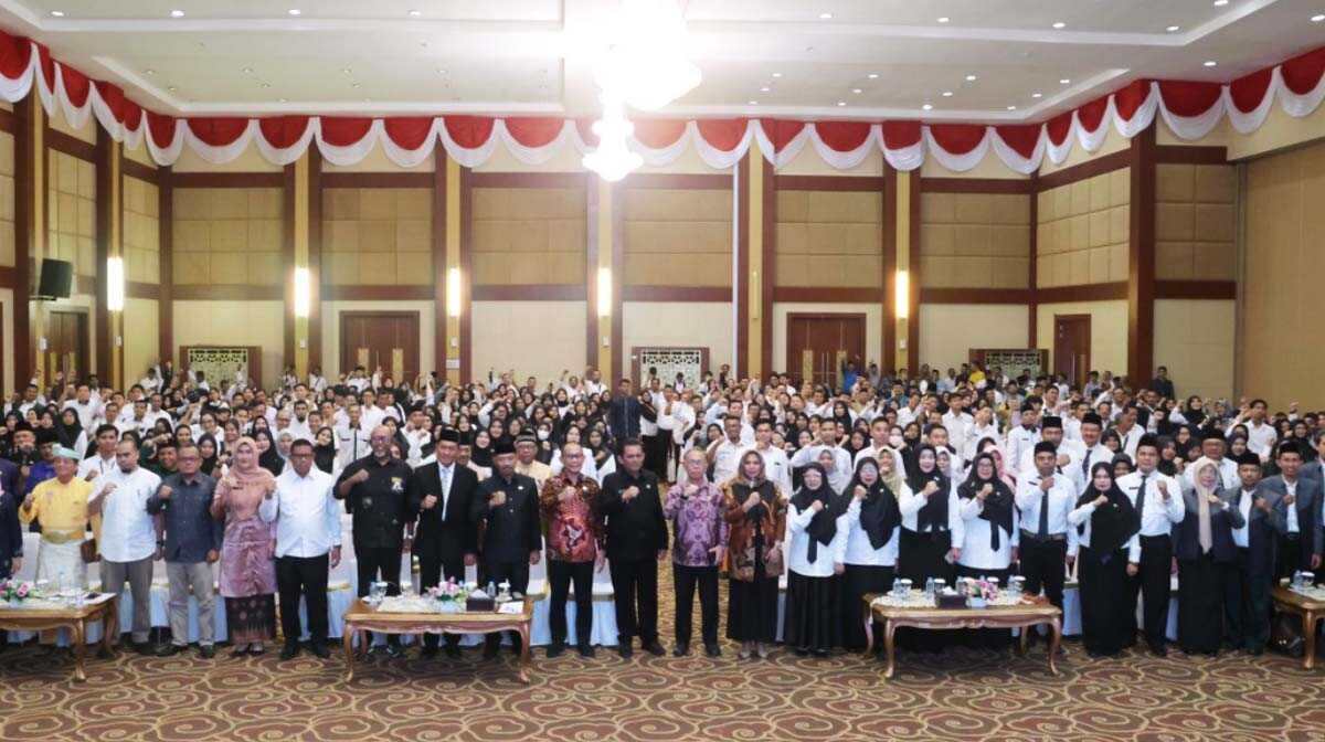 gubernur ansar lantik kepala sekolah Berfoto bersama usai pengukuhan dan pelantikan PTK Non-ASN sebagai kepala SMAN dan SMKN di Aula Wan Seri Beni, Dompak, Tanjungpinang, Provinsi Kepri, Jumat (5/1/2024). (Dok Diskominfo Kepri)