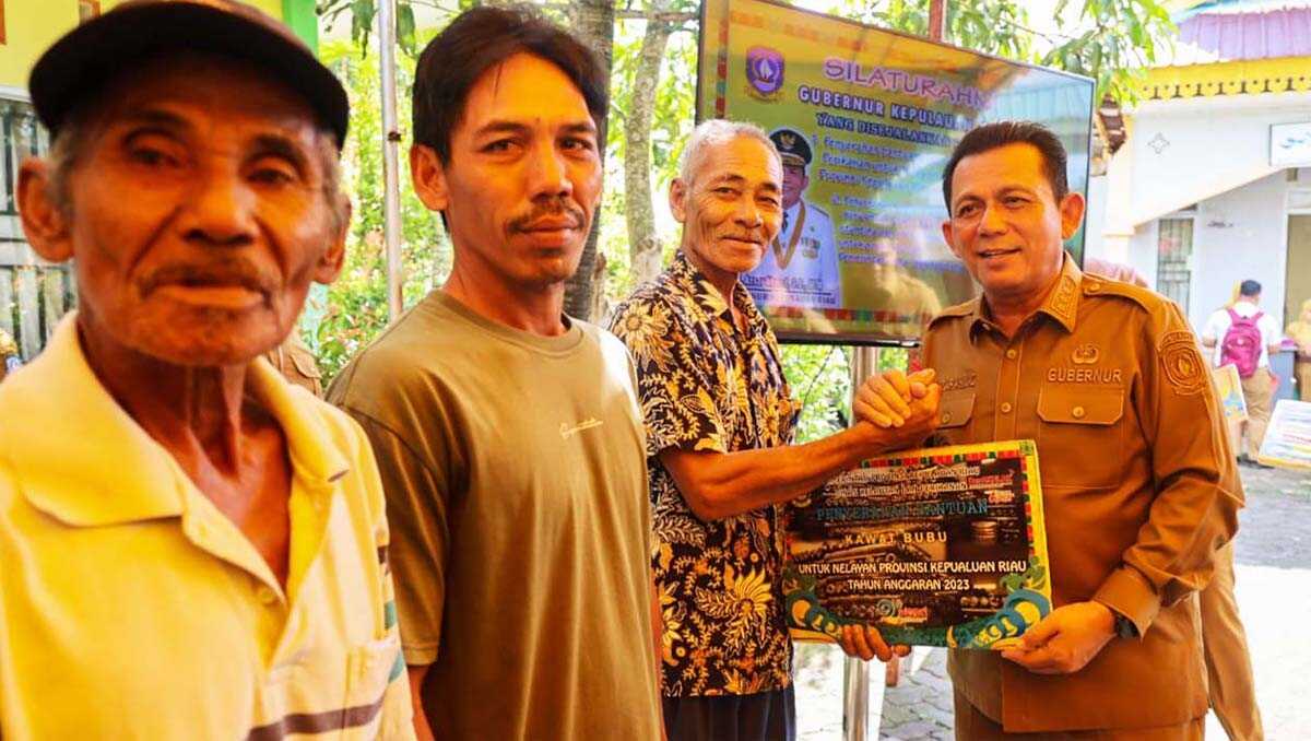 Gubernur Kepri Ansar Ahmad menyerahkan bantuan alat tangkap perikanan untuk nelayan oleh Pemerintah Provinsi Kepri di Halaman Kantor Lurah Tanjung Unggat, Senin (22/1/2024). (Dok Diskominfo Kepri)