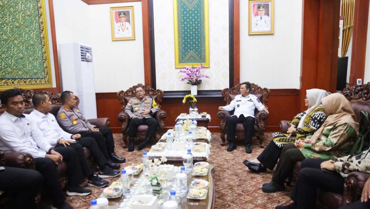Gubernur Ansar Ahmad menerima kunjungan silaturahmi Kapolda Kepri Irjen Pol Yan Fitri Halimansyah di Gedung Daerah Tanjungpinang, Kamis (4/1/2024). (Dok Diskominfo Kepri)