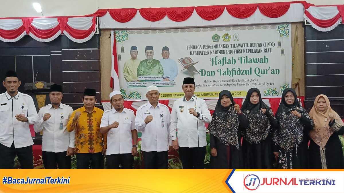Wakil Bupati Karimun Anwar Hasyim yang juga Ketua LPTQ (4 kanan) berfoto bersama panitia penyelenggara Haflah Tilawah dan Tahfidzul Quran yang diselenggarakan LPTQ Karimun di Gedung Nasional, Tanjung Balai Karimun, Rabu (10/1/2024). (Dokumentasi pribadi)