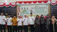 Wakil Bupati Karimun Anwar Hasyim yang juga Ketua LPTQ (4 kanan) berfoto bersama panitia penyelenggara Haflah Tilawah dan Tahfidzul Quran yang diselenggarakan LPTQ Karimun di Gedung Nasional, Tanjung Balai Karimun, Rabu (10/1/2024). (Dokumentasi pribadi)