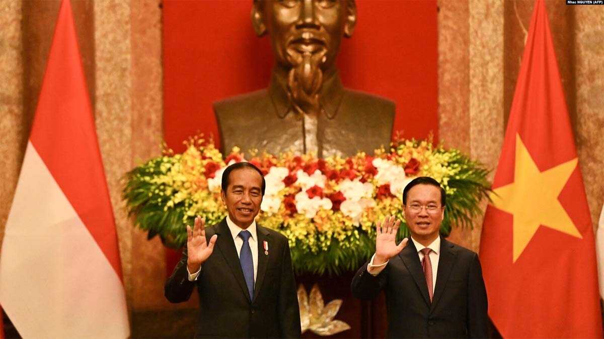 jokwi dan presiden vietnam Presiden Joko Widodo (Kiri) dan Presiden Vietnam Vo Van Thuong (kanan) melambai saat pertemuan di Istana Kepresidenan di Hanoi pada 12 Januari 2024. (Foto: AFP/Nhac NGUYEN)