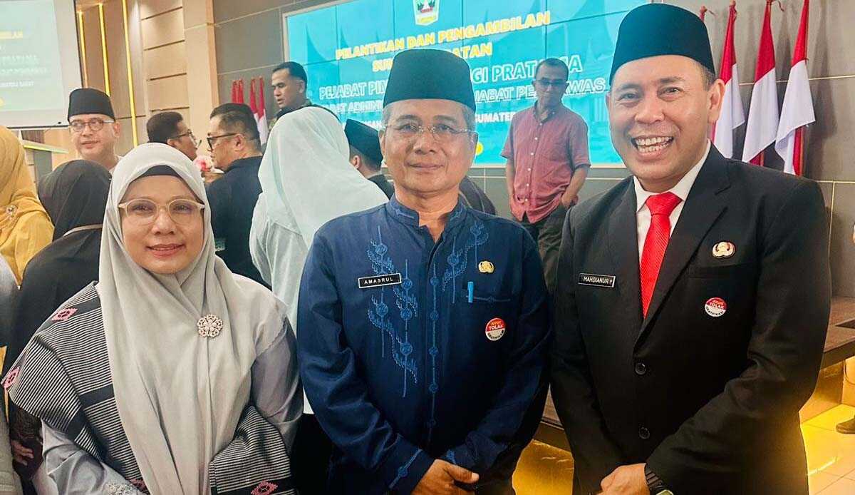Kepala Dinas PMD Sumbar Amasrul (tengah) berfoto bersama dua kabid yang dilantik dilantik Gubernur Sumbar Mahyeldi di Auditorium Istana Gubernuran, Jumat (5/1/2024). (sumbar.siberndo.co)