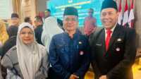 Kepala Dinas PMD Sumbar Amasrul (tengah) berfoto bersama dua kabid yang dilantik dilantik Gubernur Sumbar Mahyeldi di Auditorium Istana Gubernuran, Jumat (5/1/2024). (sumbar.siberndo.co)