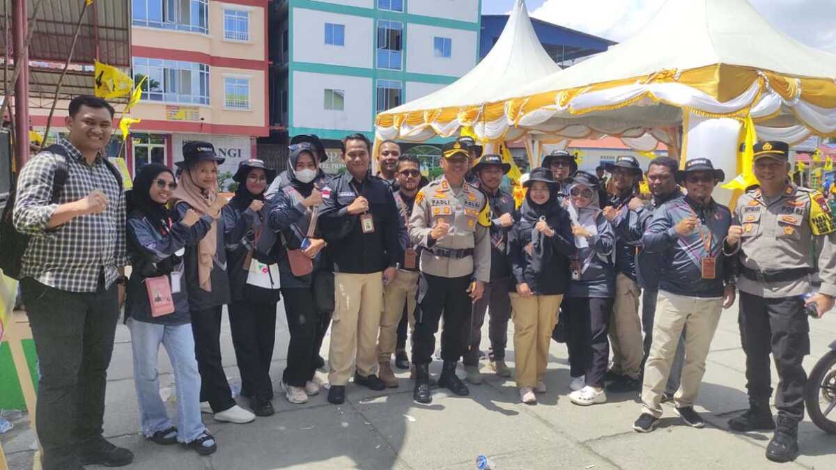 Kapolres Karimun AKBP Fadli Agus (tengah) di sela pengamanan kampanye terbuka Partai Golkar di Balai Pemuda, Tanjungbatu, Kecamatan Kundur, Minggu (28/1/2024). (Dok Humas Polres Karimun)