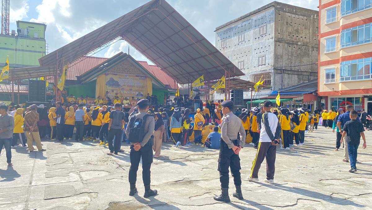 Puluhan polisi mengamankan kampanye terbuka yang menghadirkan grup band ibukota, Jamrud di Balai Pemuda, Tanjungbatu, Kecamatan Kundur, Kabupaten Karimun, Minggu (28/1/2024). (Dok Humas Polres Karimun)