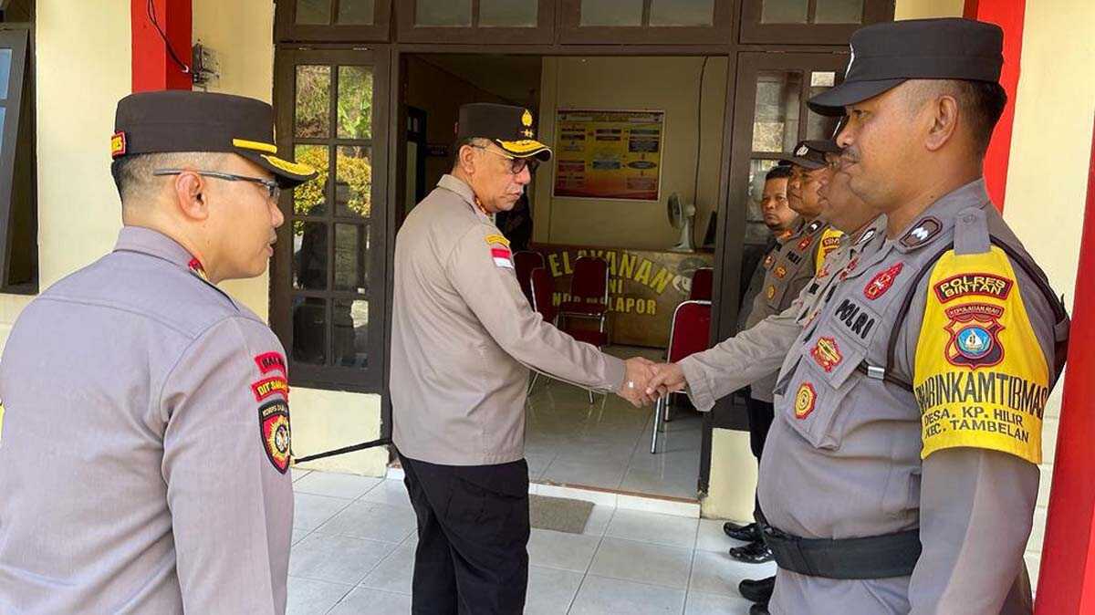 kapolda kepri kunker ke polsek tambelan Kapolda Kepri Irjen Pol Yan Fitri Halimansyah didampingi Kapolres Bintan AKBP Ricky Iswoyo mennyalami personel Polsek Tambelan ketika mengunjungi polsek itu pada Kamis (25/1/2024). (Dok Humas Polres Bintan)