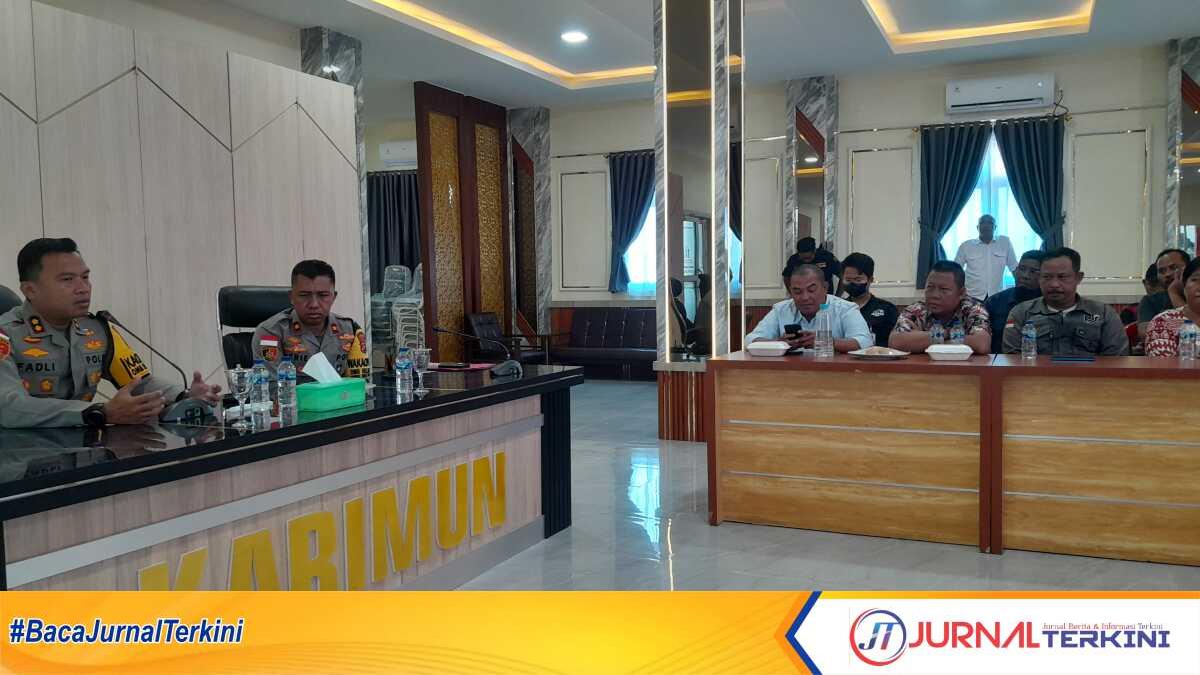 Kapolres Karimun AKBP Fadli Agus (kiri) dan Wakapolres Kompol Herie Pramono dalam acara diskusi dan silaturahmi dengan belasan wartawan di lantai II Gedung Catur Prasetya Polres Karimun, Rabu (31/1/2024). (jurnalterkini.id/jansen)