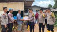 Kapolres Bintan AKBP Riky Iswoyo menyerahkan bantuan kepada warga terdampak banjir di Desa Malang Rapat, Kecamatan Gunung Kijang, Jumat (5/1/2024). (Dok Humas Polres Bintan)