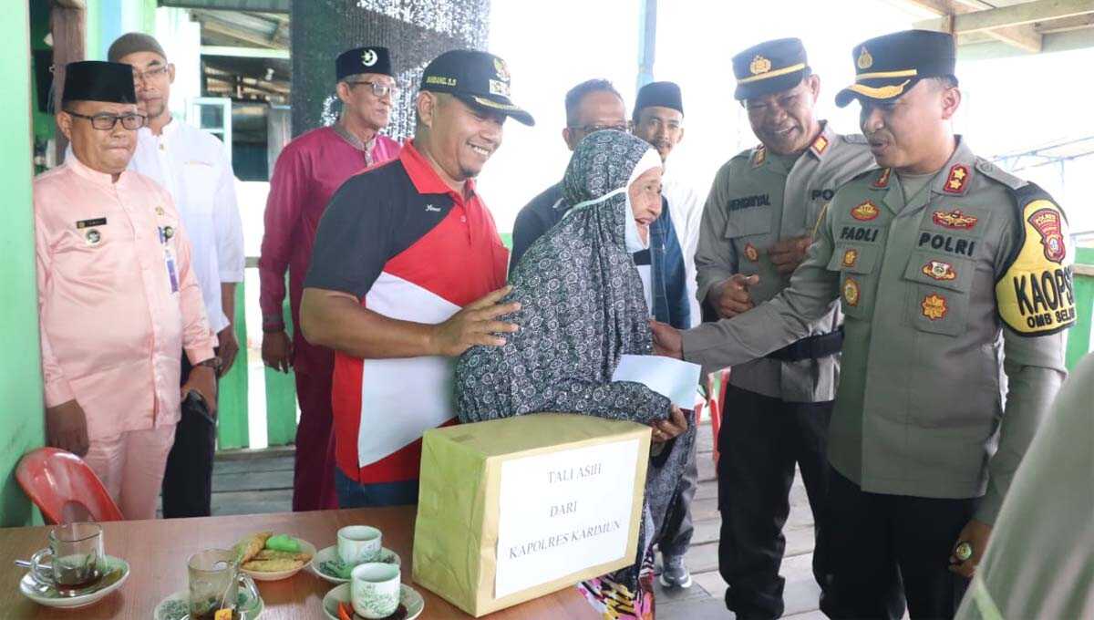 kapolres karimun ke kundur utara Kapolres Karimun AKBP Fadli Agus menyerahkan bingkisan atau tali asih kepada warga, Misnem di sela kegiatan Curhat Kambtimas di Kelurahan Tanjung Berlian Kota, Kecamatan Kundur Utara, Jumat (5/1/2024). (Dok Humas Polres Karimun)