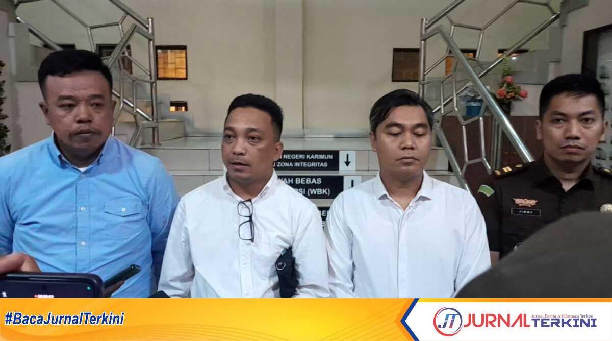 Kepala Seksi (Kasi) Intelijen Kejaksaan Negeri (Kejari) Karimun Rezi Dharmawan dan Kasi Pidana Khusus Gustian Juanda Putra memberikan keterangan terkait penahanan dua tersangka dugaan korupsi dana hibah KONI Karimun pada 11 Januari 2024. (jurnalterkini.id/jansen)