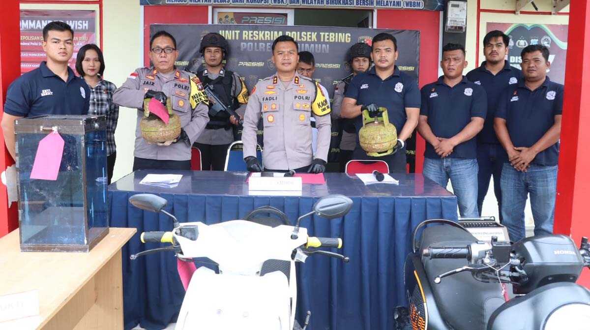 Kapolres Karimun AKBP Fadli Agus didampingi Kapolsek Tebing AKP M Djaiz dan Kanit Reskrim Polsek Tebing (kanan) menunjukkan barang bukti yang disita dari tersangka RL dalam konferensi pers di Mapolres Karimun, Jumat (12/1/2024). (Dok Humas Polres Karimun)
